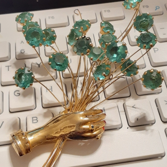 Jewelry - Vintage brooch